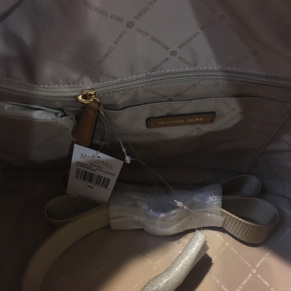 Michael Kors Travel Weekender in Vanilla/Acorn - Picture 6 of 8